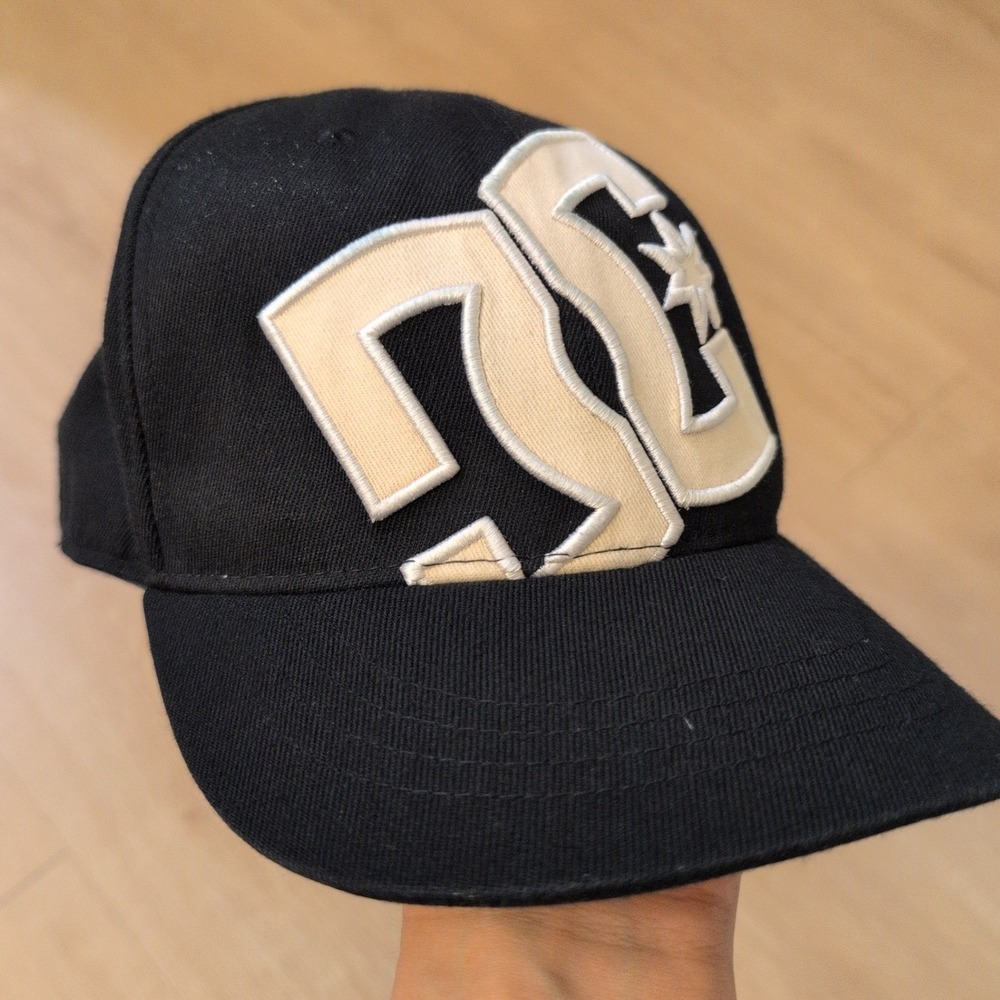 Y2K DC Shoes 210 Fitted Hat Black Cream Embroidered Logo Flat Brim Cap Skate